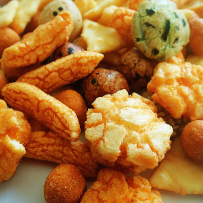 خرید فروش داغ کراکر برنج با اسنک بادام زمینی روکش شده دانه ژاپنی کراکر مخلوط برنج Senbei online manufacture