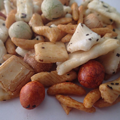 قیمت خوب نشاسته کراکر برنج پخته ژاپنی مخلوط کراکر برنج با بادام زمینی پوشیده شده آنلاین