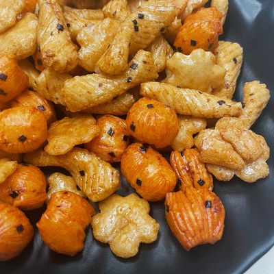 قیمت خوب ژاپنی ها میان وعده های نمکی و خوشمزه کراکر برنج گاه به گاه را وارد کردند آنلاین