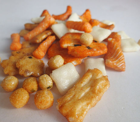 قیمت خوب تولید کننده اسنک چینی اسنک های خوشمزه خوب کراکر برنجی مخلوط ریچی کراکر آنلاین