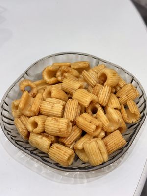 تجربه ی تعادل کامل طعم و خمیر در کریکر های برنج کبابی تند و پخته